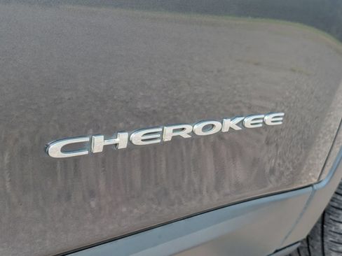 Used 2017 Jeep Cherokee Latitude w/ Comfort & Sound Group FWD image 44