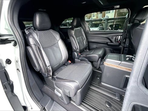 Used 2025 Toyota Sienna Platinum image 26