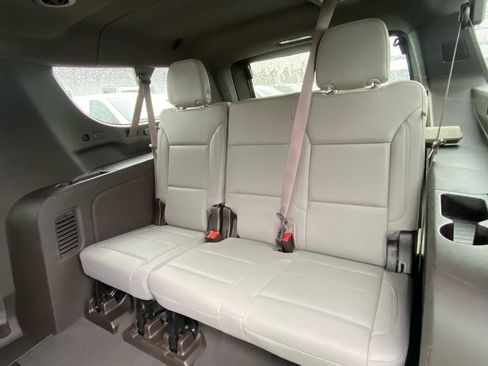 Used 2022 Chevrolet Suburban LT w/ Luxury Package image 8
