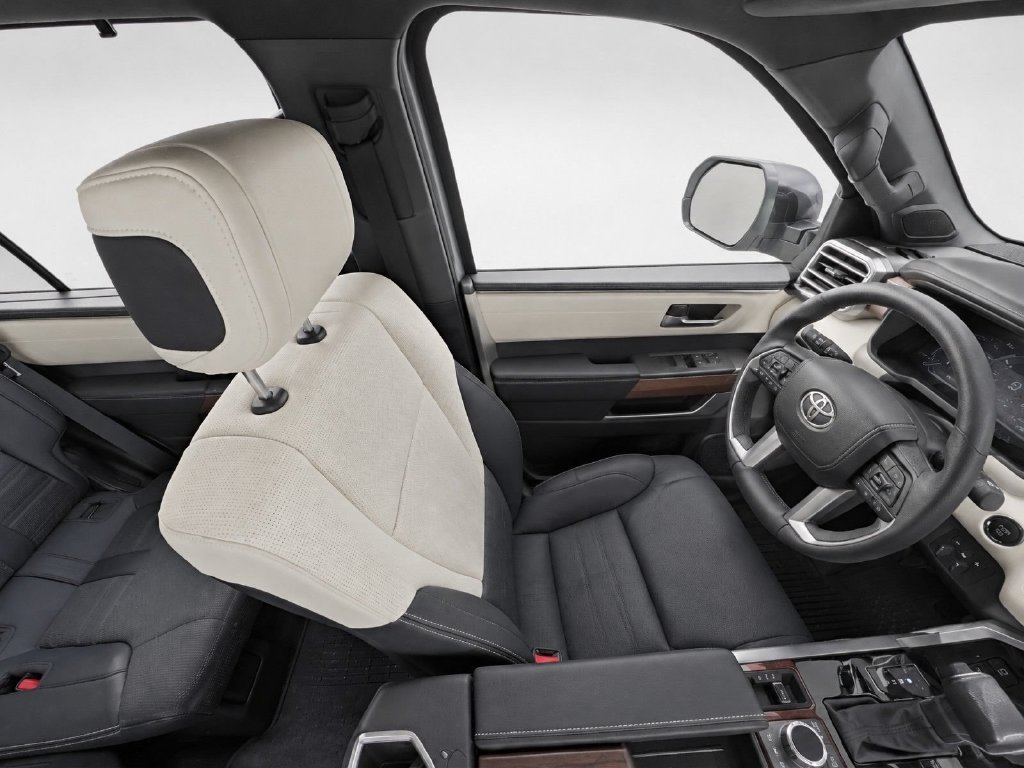 Used 2025 Toyota Sequoia Capstone AWD/4WD image 10