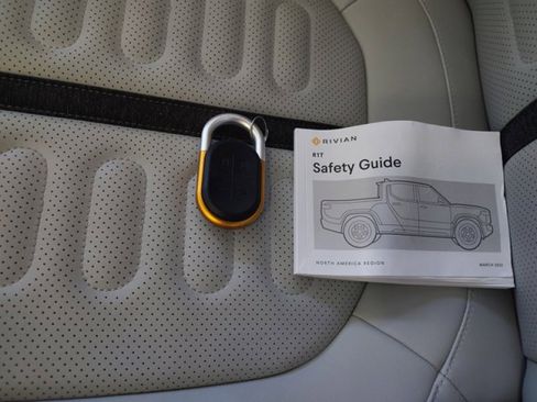 Used 2022 Rivian R1T Adventure image 21