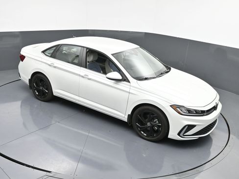 Used 2025 Volkswagen Jetta SE w/ Black Wheel Package image 28