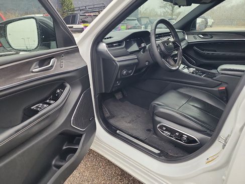 Used 2023 Jeep Grand Cherokee Overland w/ Luxury Tech Group IV image 10