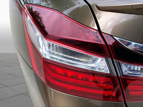 Used 2017 Honda Accord Touring image 28