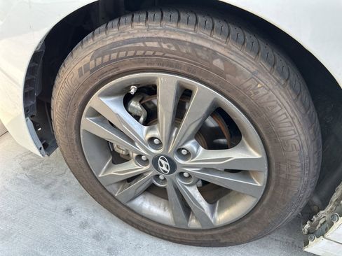 Used 2018 Hyundai Elantra Value Edition FWD image 12