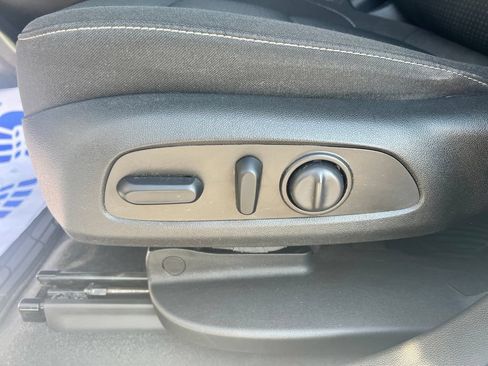 Used 2021 GMC Acadia SLE w/ Driver Convenience Package FWD image 16
