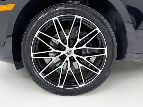 Certified 2025 Porsche Macan AWD/4WD image 33