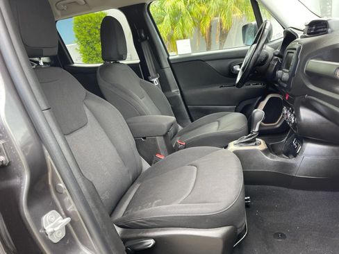 Used 2017 Jeep Renegade Latitude FWD image 22