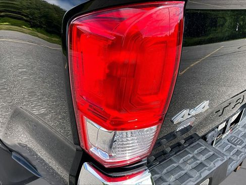 Used 2017 Toyota Tacoma SR5 w/ Tow Package AWD/4WD image 27