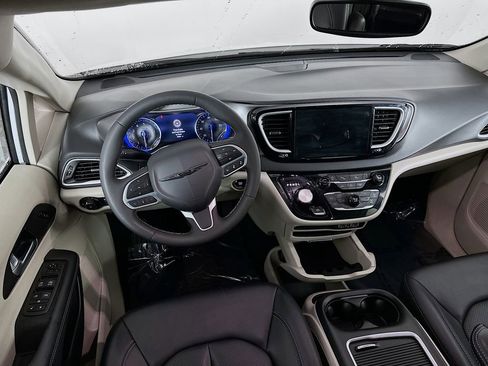 Certified 2024 Chrysler Pacifica Touring-L image 32