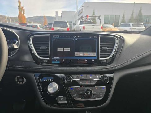 New 2026 Chrysler Pacifica Select image 12