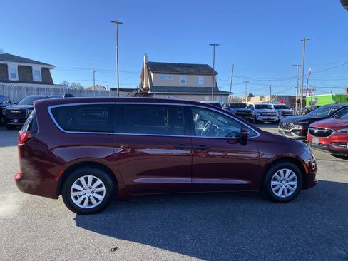 Used 2020 Chrysler Voyager L image 7