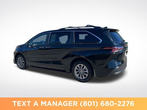Used 2025 Toyota Sienna XLE w/ XLE Plus Package FWD image 3