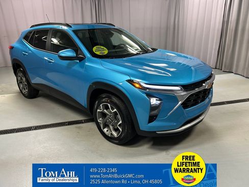 Used 2025 Chevrolet Trax LT w/ Sunroof Package FWD image 1
