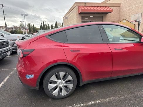 Used 2021 Tesla Model Y Long Range image 8