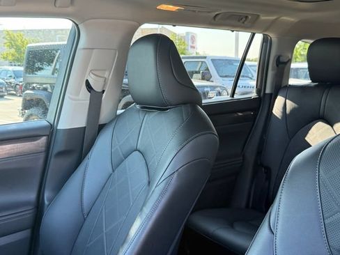 Used 2024 Toyota Highlander Platinum FWD image 13