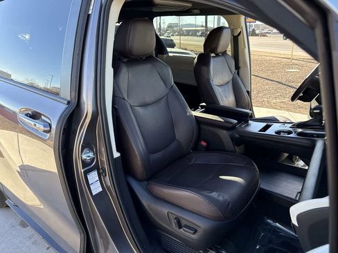 Used 2022 Toyota Sienna Platinum image 15