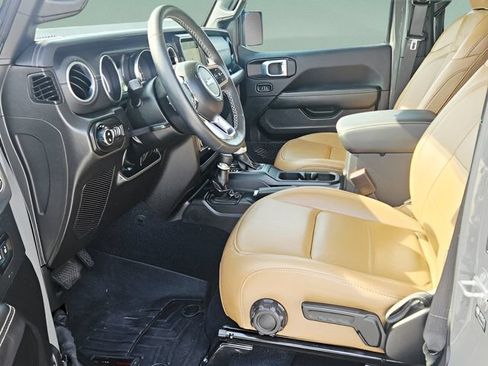 Used 2022 Jeep Gladiator Overland w/ Popular Equipment Package AWD/4WD image 9