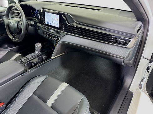Used 2025 Toyota Camry SE image 30