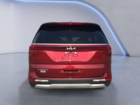 Used 2024 Kia Carnival LX FWD image 4