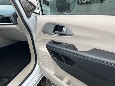 Used 2018 Chrysler Pacifica Touring Plus image 11