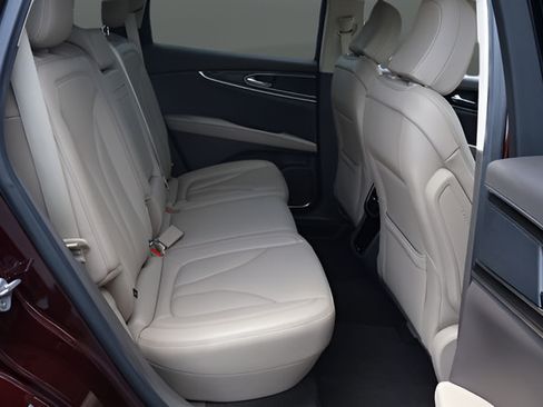 Used 2022 Lincoln Nautilus FWD w/ Premium Package image 20