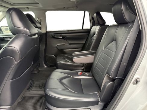 Used 2023 Toyota Highlander L image 16