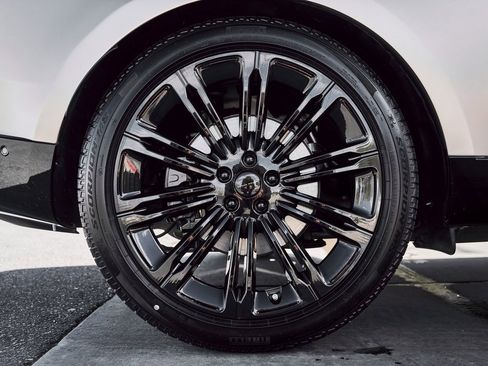 Used 2026 Land Rover Range Rover Long Wheelbase SE image 18