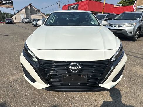 Used 2023 Nissan Altima 2.5 SV FWD image 2