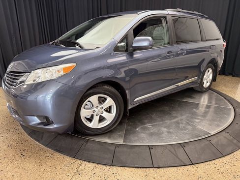 Used 2017 Toyota Sienna LE w/ Protection Package FWD image 2