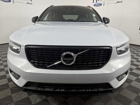 Used 2022 Volvo XC40 T4 R-Design image 3