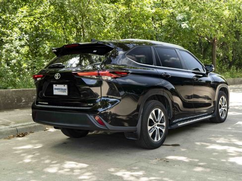 Used 2024 Toyota Highlander XLE FWD image 9