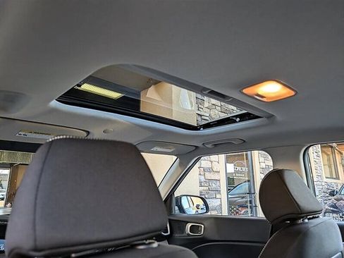 Used 2025 Hyundai Venue SEL image 27