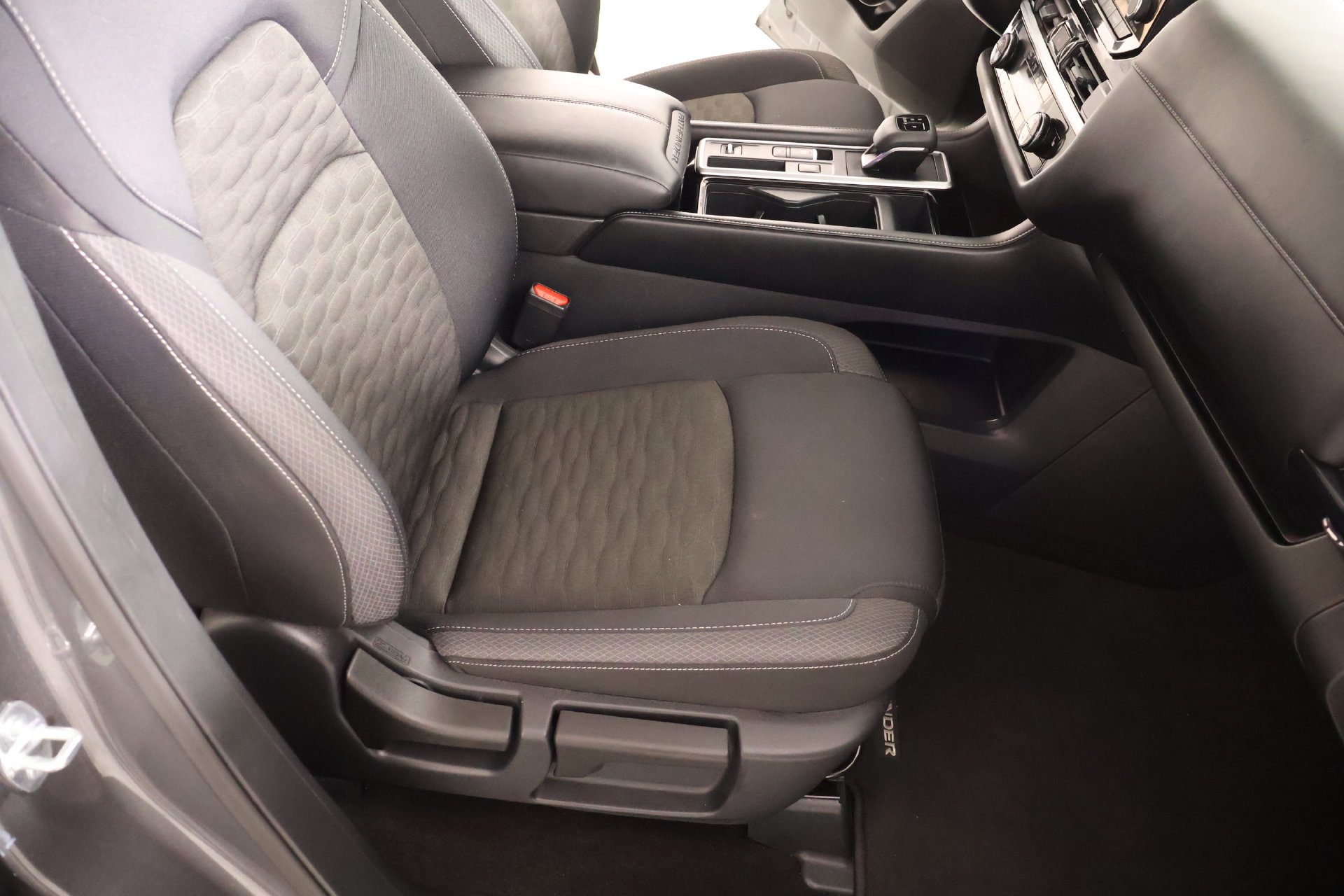 Used 2025 Nissan Pathfinder SV FWD image 14