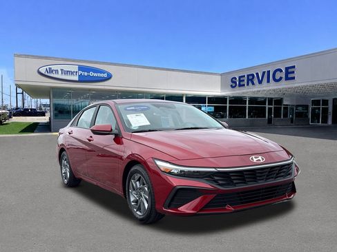 Certified 2024 Hyundai Elantra SEL FWD image 2