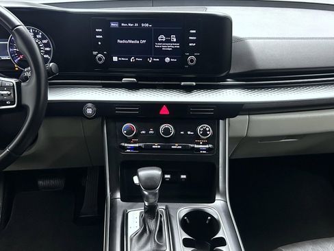 Used 2024 Kia Carnival LX image 13