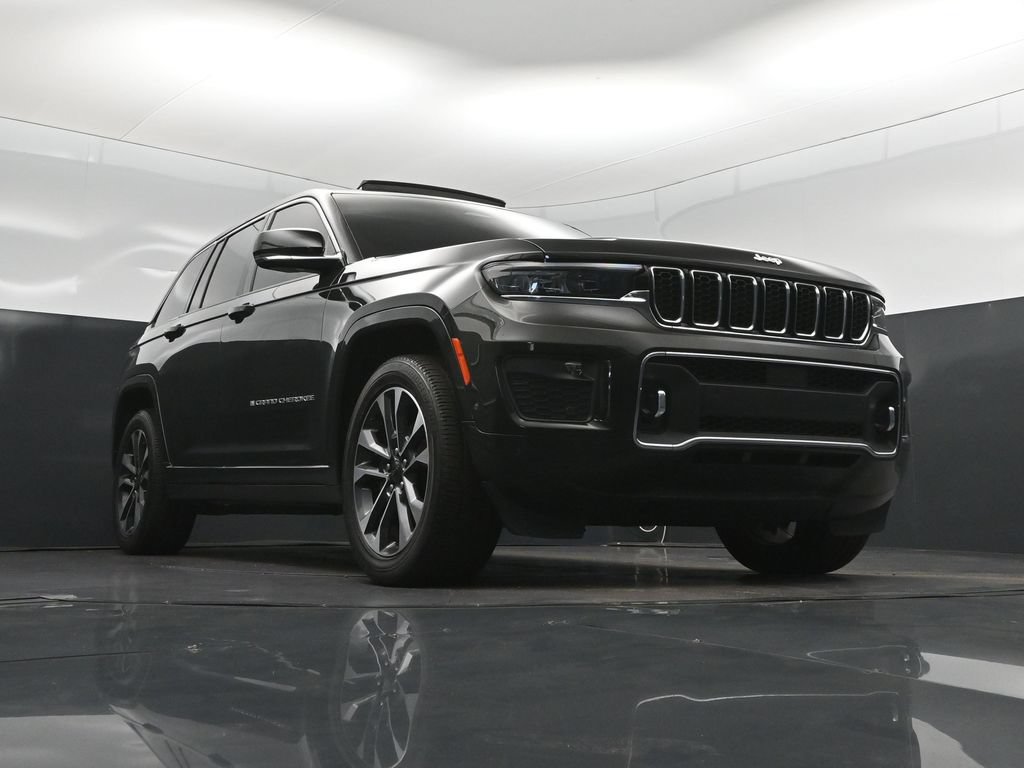 Used 2024 Jeep Grand Cherokee Overland w/ Luxury Tech Group IV AWD/4WD image 44
