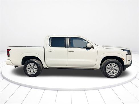 Used 2023 Nissan Frontier SV image 3