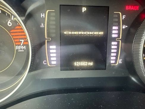 Used 2016 Jeep Cherokee Latitude w/ Comfort/Convenience Group AWD/4WD image 3