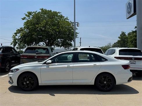 New 2025 Volkswagen Jetta SE image 3