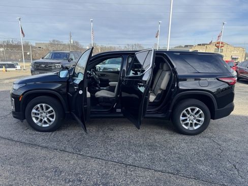 Used 2023 Chevrolet Traverse LS image 4