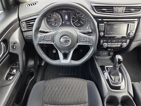 Used 2018 Nissan Rogue SV image 16