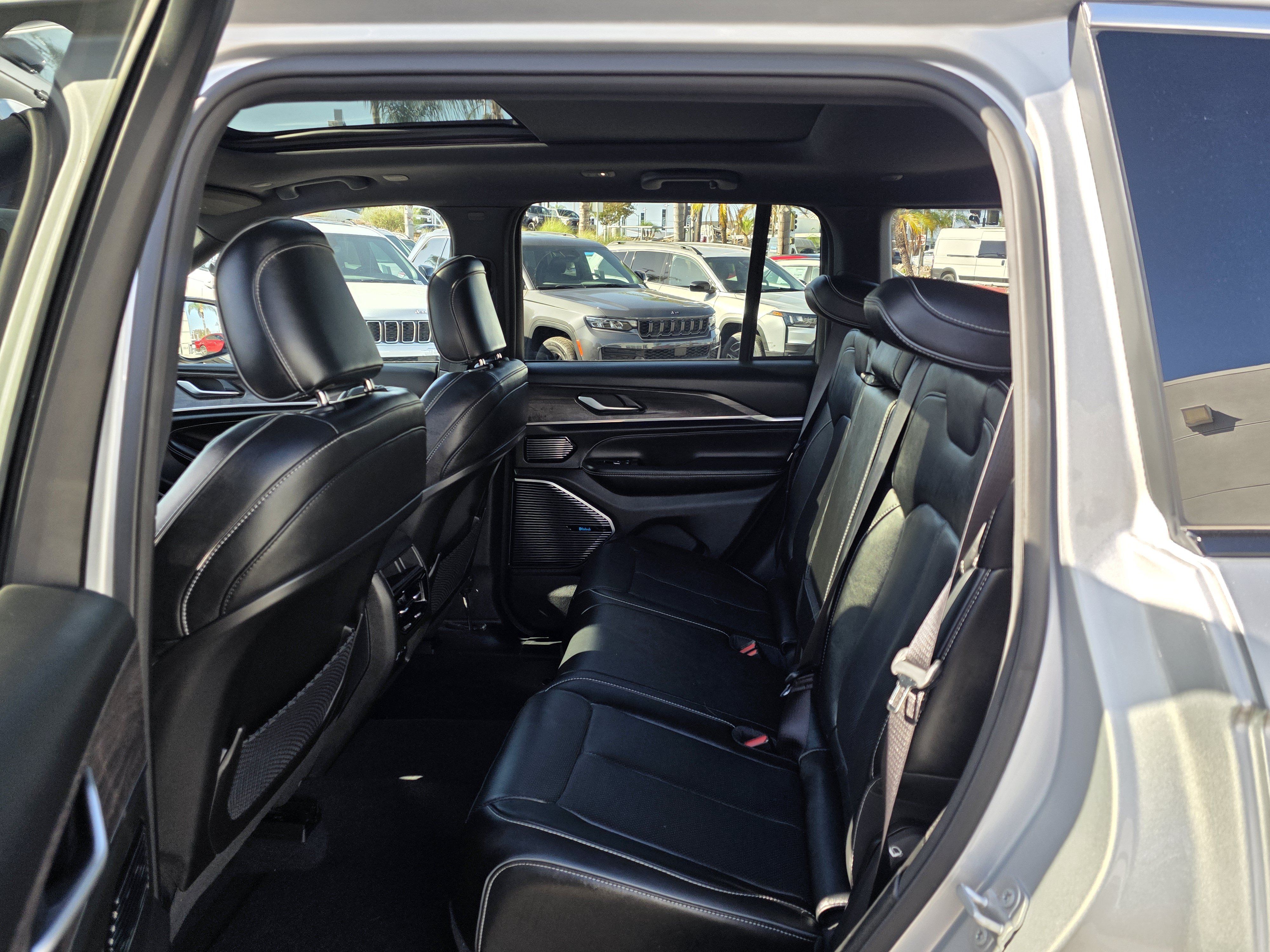 Certified 2023 Jeep Grand Cherokee Overland AWD/4WD image 18