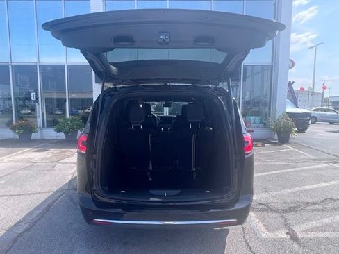 Used 2025 Chrysler Pacifica Select FWD image 7