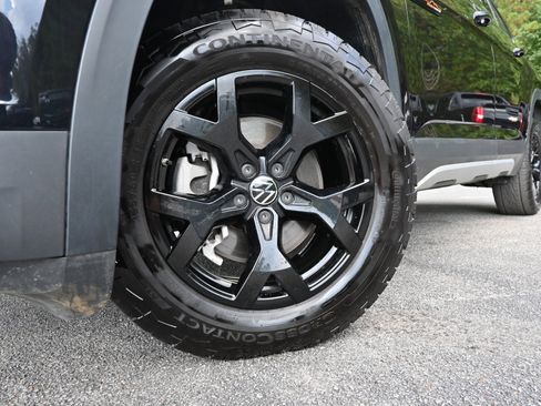 Used 2024 Volkswagen Atlas Peak Edition SE image 33