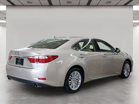 Used 2014 Lexus ES 350 w/ Luxury Package FWD image 5