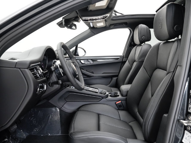 Certified 2026 Porsche Macan AWD/4WD image 8