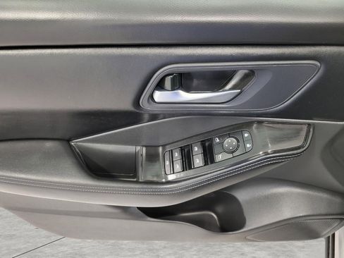 Used 2025 Nissan Rogue SV image 25