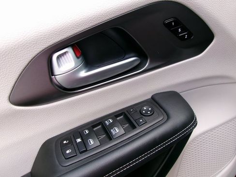 Used 2024 Chrysler Pacifica Touring-L image 12