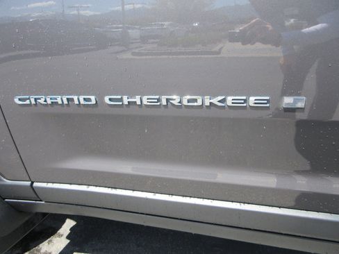 Used 2022 Jeep Grand Cherokee Limited 4xe w/ Luxury Tech Group II AWD/4WD image 5